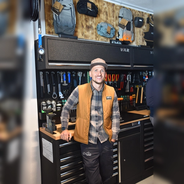 Geschäftsführer Alex Finsterer – leidenschaftlicher Biker - erfüllt sich seinen Traum in Kleinberghofen. (Foto: coe)