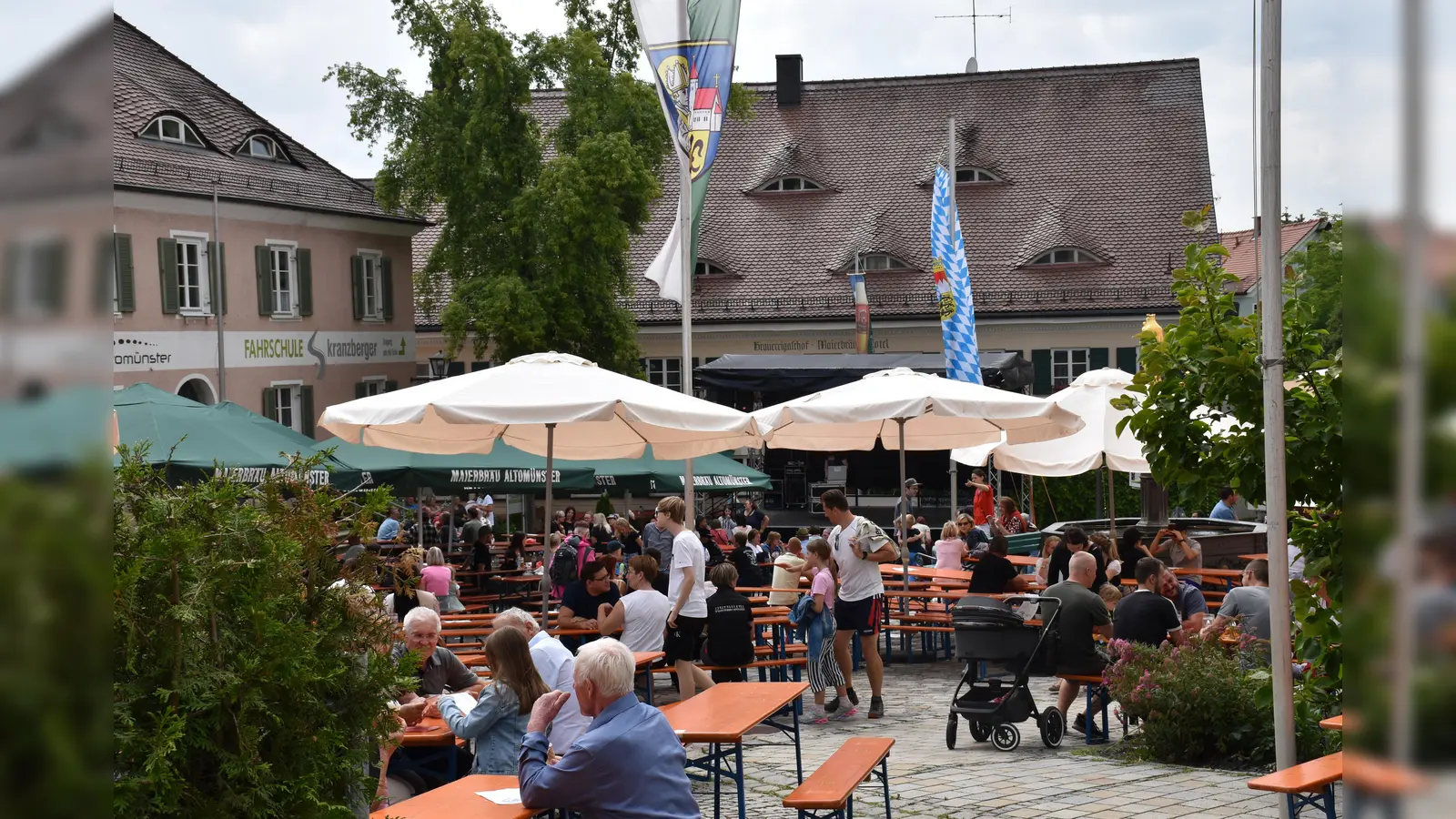 Nach dem Konzertabend wurde der Sonntag als ruhiger Wochenendausklang auf dem Marktplatz in Altomünster genossen. (Foto: Marcus Ölsner)