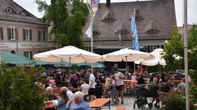 Nach dem Konzertabend wurde der Sonntag als ruhiger Wochenendausklang auf dem Marktplatz in Altomünster genossen. (Foto: Marcus Ölsner)
