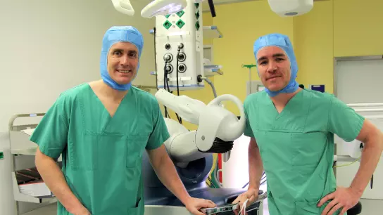 Chefarzt Prof. Dr. Martin Thaler und Oberarzt Dr. Dominik Wiendl mit dem Mako-Roboter. (Foto: Helios)
