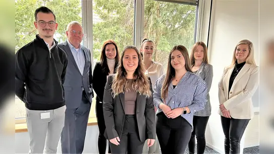 Die ehemaligen Azubis mit Thomas Höbel (2. von li) und Ausbildungsleiterin Julia Bühl (re).  (Foto: VR Bank Dachau)