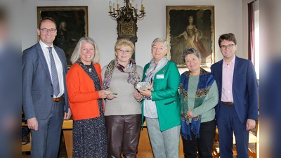 Spendenübergabe im Dachauer Rathaus mit OB Hartmann (re) und MdL Bernhard Seidenath (li). (Foto: Moritz Reinhold)
