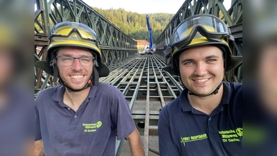 Die Brücke ist fertig und die Dachauer THWler Matteo Hoppe und Christoph Schultes wieder daheim. (Foto: THW Dachau)