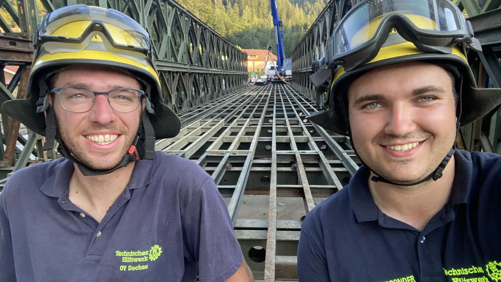 Die Brücke ist fertig und die Dachauer THWler Matteo Hoppe und Christoph Schultes wieder daheim. (Foto: THW Dachau)