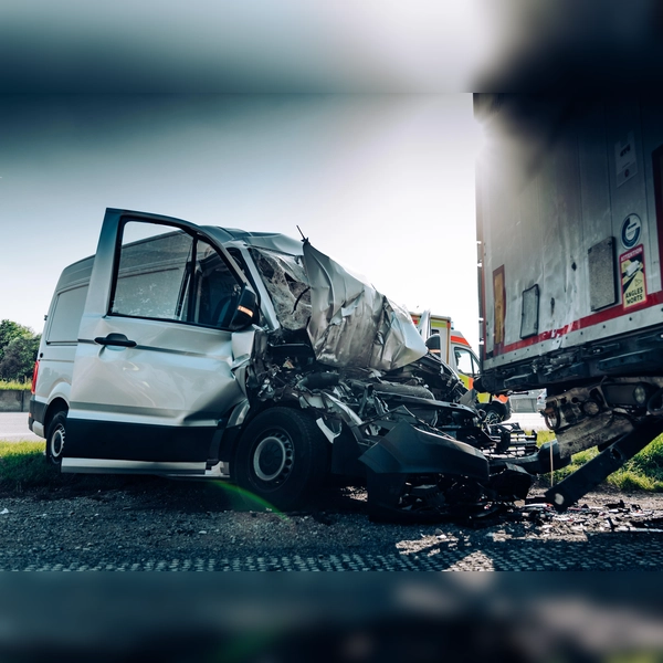 Zwei Männer wurden bei dem Unfall auf dem Rastplatz verletzt. (Foto: KBI Dachau)