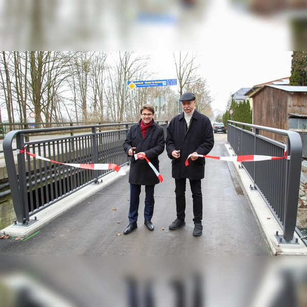 OB Florian Hartmann und Verkehrsreferent Volker C. Koch haben die Brücke für Radler freigegeben. (Foto: Stadt Dachau)