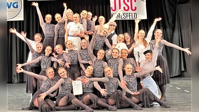 Die Hauptklasse des Karlsfelder Jugend-Tanz-Sport-Club e.V. auf dem Podest. (Foto: JTSC)