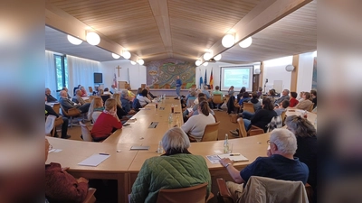 Die Teilnehmenden der Veranstaltung im großen Sitzungssaal im Landratsamt Dachau. (Foto: Landratsamt Dachau/Martina Tschirge)