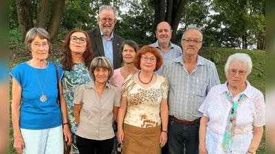 Die neue VdK Vorstandschaft (vorne) Aniko Wanner, Gerda Sackmann, Gerlinde Steuer, (Mitte) Elfriede Werner, Victoria Bochanski, Elfriede Oswald, Heribert Oswald, (hinten) Johann Willibald und Roland Hölzl. (Foto: VdK Karlsfeld)