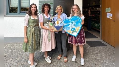 Das Team der Sonnenäcker, Isabella, Marilena und Michaela Steiner, gratulieren der Familie Märkl zum 35. Firmenjubiläum mit einem Geschenkkorb. (Foto: DACHAUER LAND e.V.)
