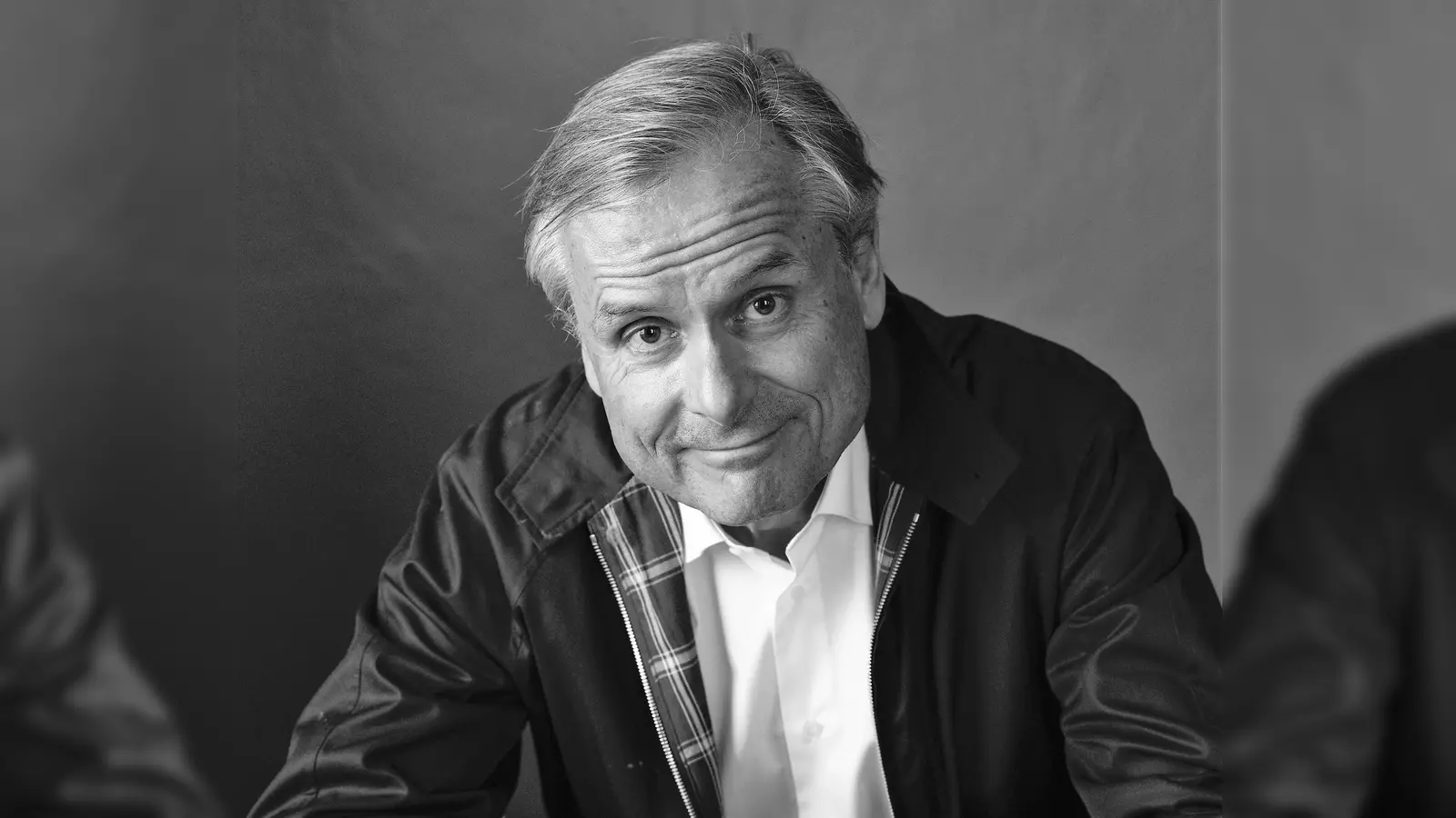 Axel Hacke liest und erzählt in der Weilachmühle. (Foto: Matthias Ziegler)