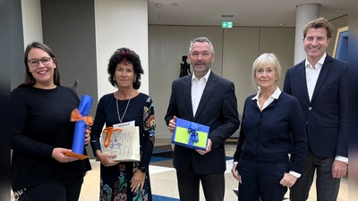 Die glücklichen Gewinner Roswitha Baumann, Karin Kinast und Rolf Blässing mit Juliane Scheck vom Team BGM und Bankvorstand Klaus Berger (von li). (Foto: VR-Bank )