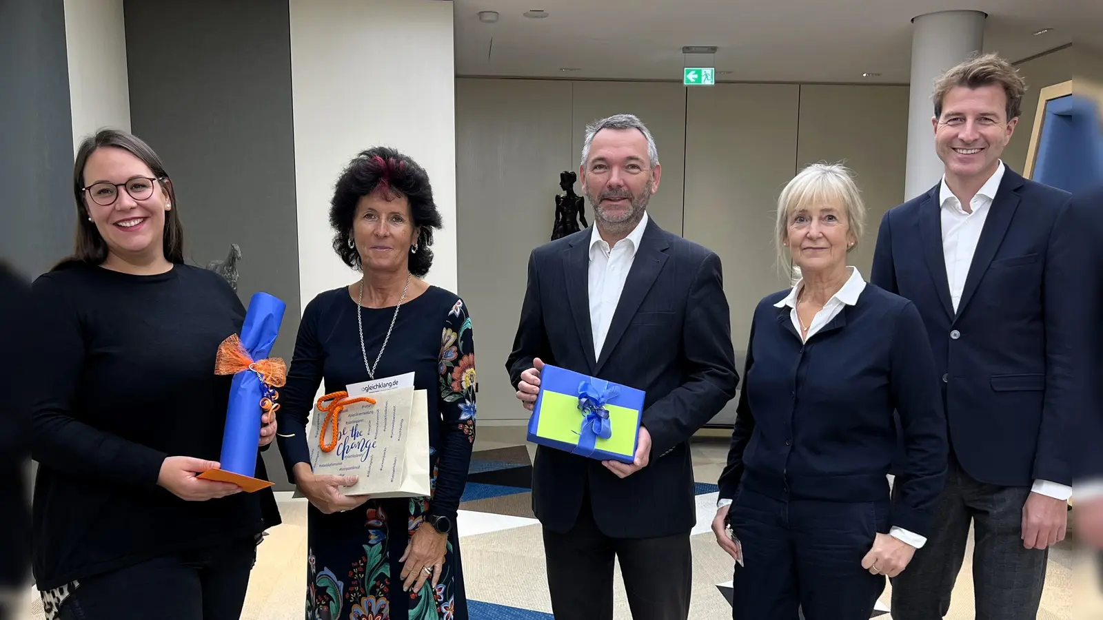 Die glücklichen Gewinner Roswitha Baumann, Karin Kinast und Rolf Blässing mit Juliane Scheck vom Team BGM und Bankvorstand Klaus Berger (von li). (Foto: VR-Bank )