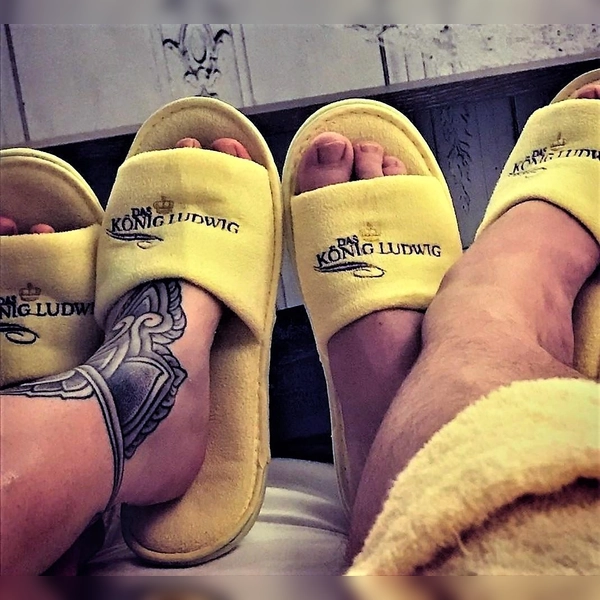 Während man im Urlaub entspannt, kann man zuhause einfach Energie und damit Geld sparen. (Foto: dek)