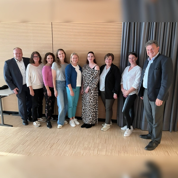 Markus Trinkl, Bürgermeister Odelzhausen, Beate Abel-Riemensperger, Kassier Susanne Hermann, Yoga-Lehrerin und ehrenamtliche Mitarbeiterin Julia Janisch, Schriftführerin &amp; Verwaltung Ksenija Pointner, ehemalige 1. Vorsitzende Mona Stoll, 2. Vorsitzende, Elfriede Heinzinger, 1. Vorsitzende, Anett Koch, Geschäftsführerin, Helmut Zech, Bürgermeister Pfaffenhofen (v .l.). (Foto: VHS)