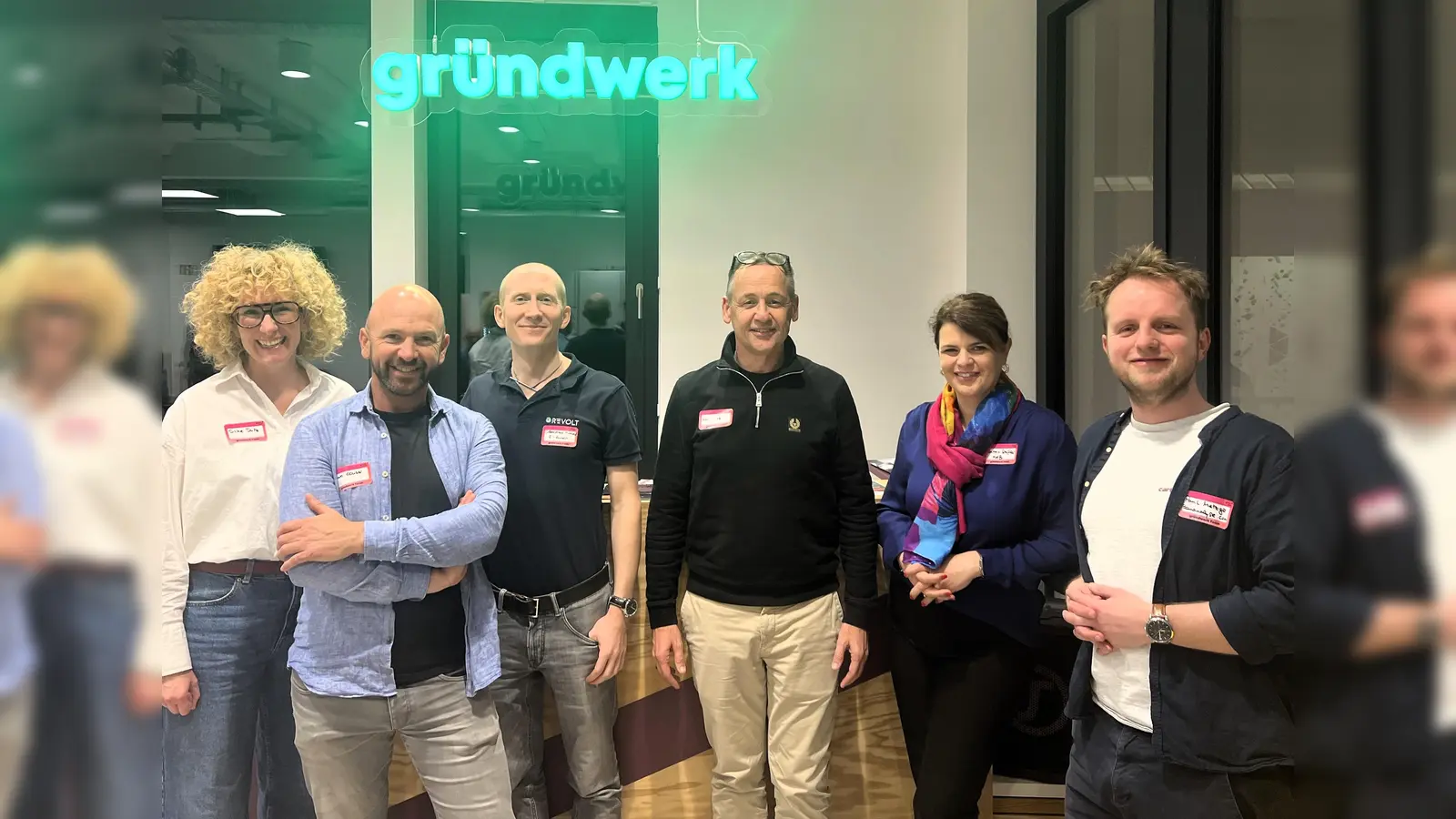 Silke Dütz (Geschaftsführerin vinna consult), Max Kaiser (Vorstand Gründwerk), Sebastian Hunold (GF e-revolt), Uli Lenz (Vorstand Gründwerk), Katrin Staffler MdB (zu Besuch) und Paul Metzger (GF Bauanalyse.com) (von li). (Foto: gründwerk)