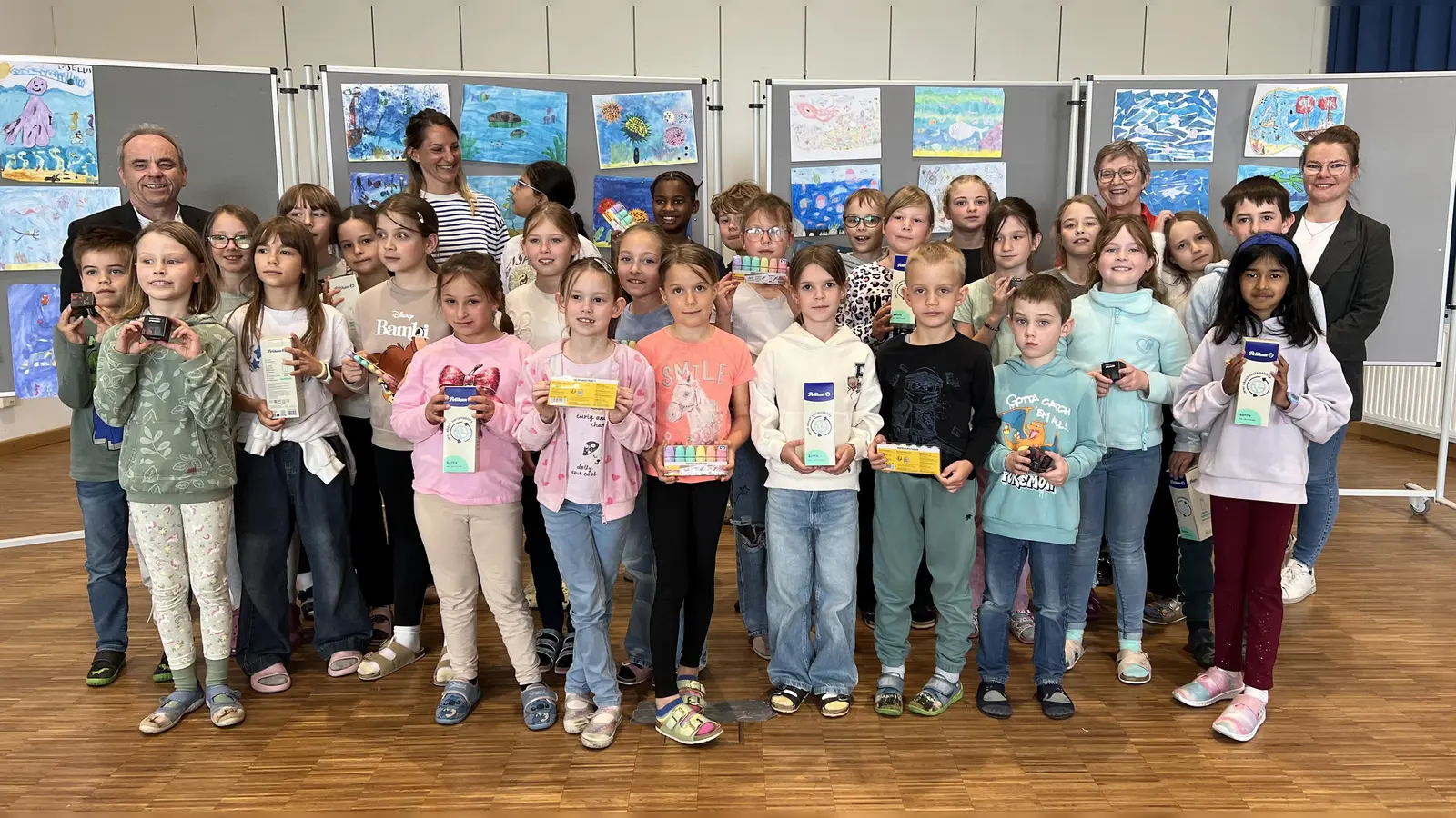 Die Preise für die Grundschüler überreichten der Geschäftsstellenleiter der VR Bank in Haimhausen, Helmut Steger (links), die Vermögens- und Vorsorgeberaterin Paula Neisser (rechts) und die Lehrerin Linda Bartenschlager (hinten links).  (Foto: VR_Bank)