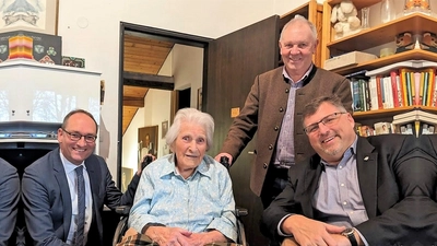 Landrat Stefan Löwl (re), Landtagsabgeordneter Bernhard Seidenath (li) und BGM Johann Groß gratulieren zum 103. Geburtstag. (Foto: Bernhard Seidenath)