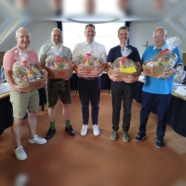 Zum Abschied ein großes Dankeschön: (von links): Simon Wallner, Josef Märkl jun., Robert Axtner, Richard Reischl, Ferdinand Schmid sen. (Foto: LT)