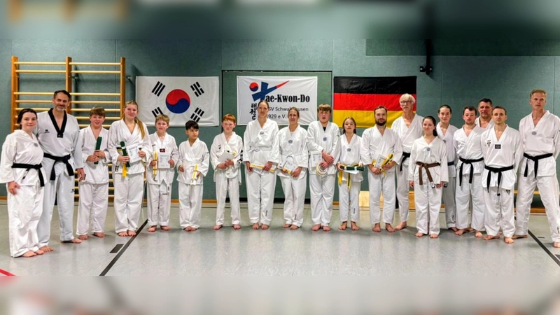 Zehn Schüler legten erfolgreich ihre Gürtelprüfung ab. (Foto: TSV Schwabhausen)