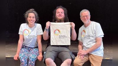 Der alte und neue Vorstand: Schatzmeisterin Feliza Ceseña sowie die Sprecher Fabian Handfest und Peter Heller (von li). (Foto: Runder Tisch gegen Rassismus Dachau)