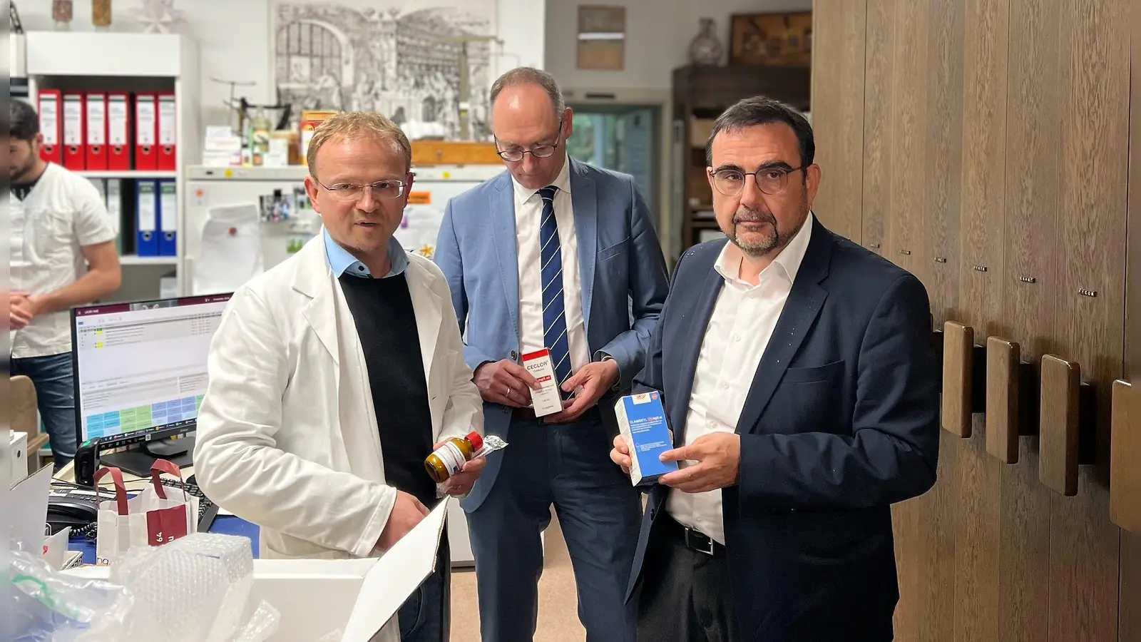 In der Oberen Apotheke in Dachau (von re) der Bayerische Gesundheitsminister Klaus Holetschek, Bernhard Seidenath, MdL und Apotheker Maximilian Lernbecher. (Foto: StMGP)