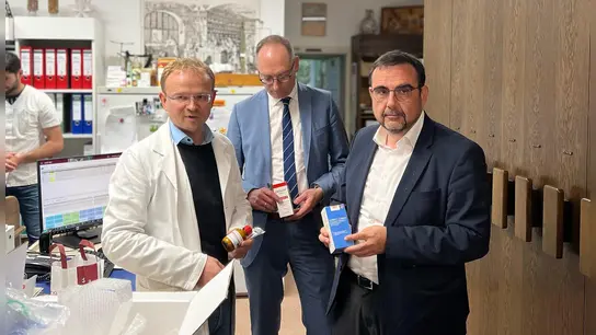 In der Oberen Apotheke in Dachau (von re) der Bayerische Gesundheitsminister Klaus Holetschek, Bernhard Seidenath, MdL und Apotheker Maximilian Lernbecher. (Foto: StMGP)