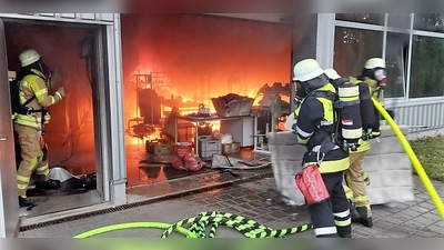 In den Morgenstunden des 24. Mai wurde die Feuerwehr zu einem Brand in einer Wäscherei gerufen. (Foto: FW Dachau)
