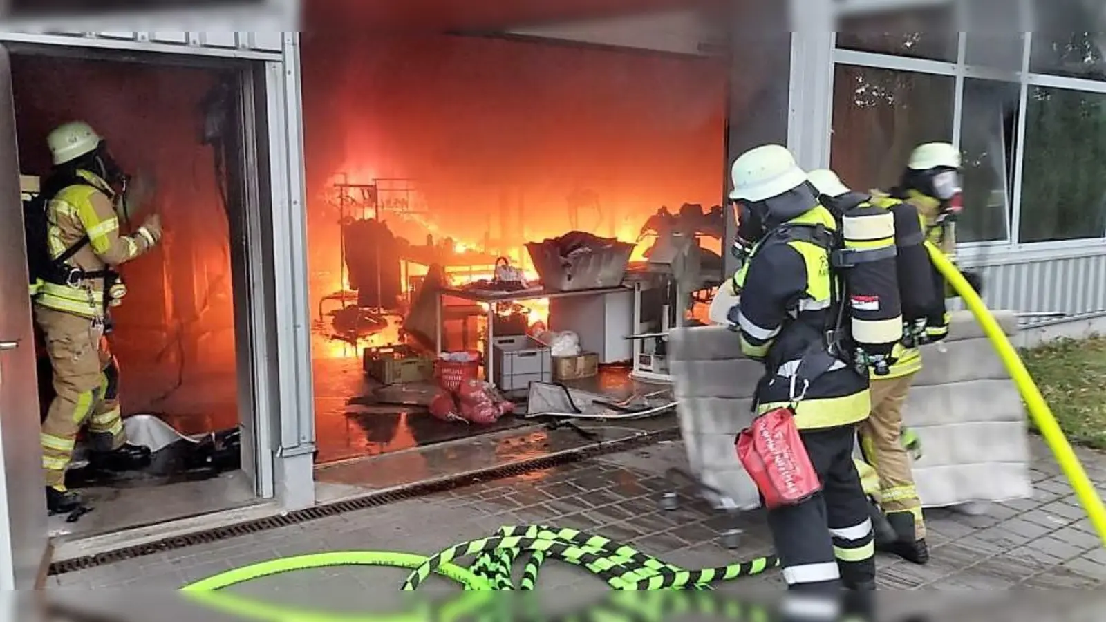 In den Morgenstunden des 24. Mai wurde die Feuerwehr zu einem Brand in einer Wäscherei gerufen. (Foto: FW Dachau)