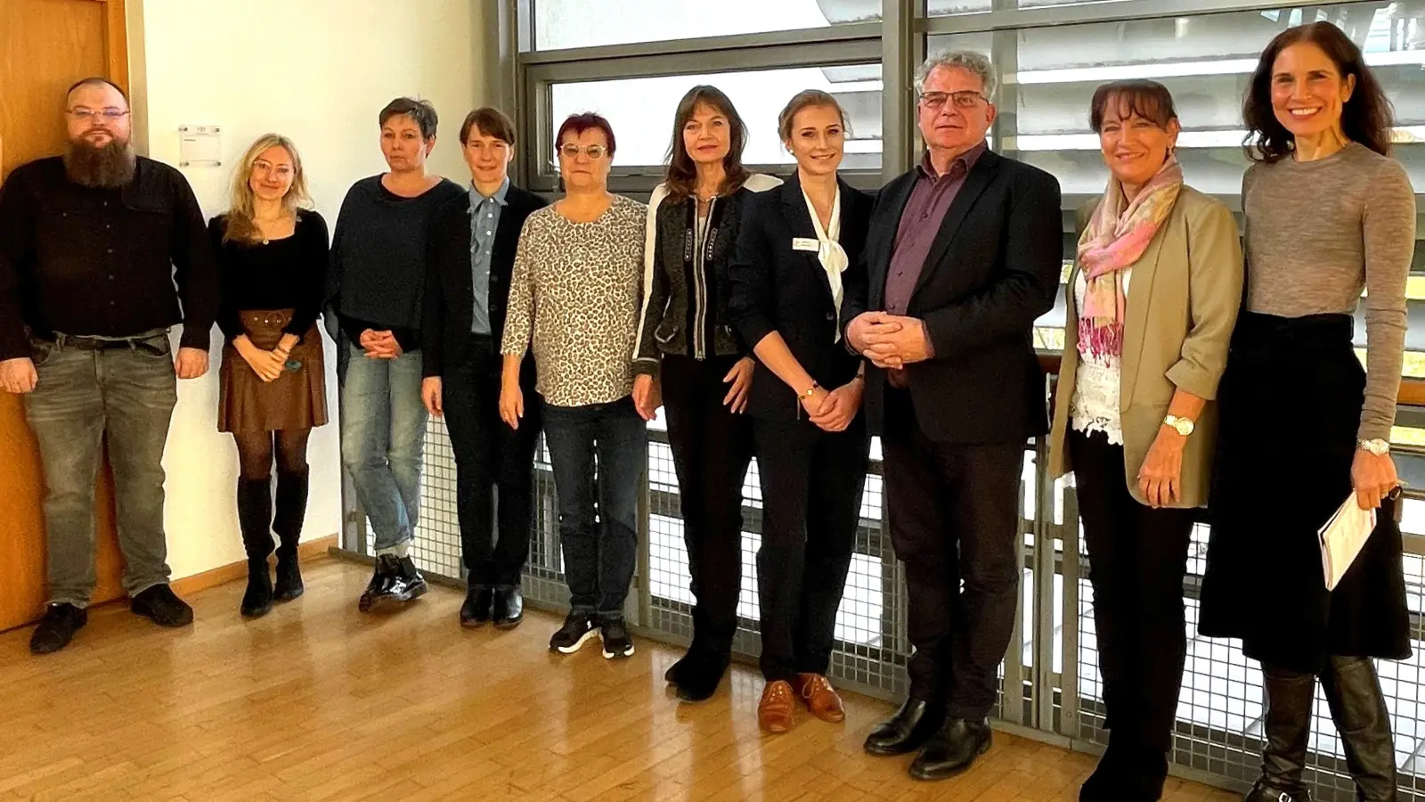 Vertreterinnen und Vertreter der Institutionen in der regionalen Arbeitsgemeinschaft Suchtkoordination. (Foto: LA Dachau / Sina Török)