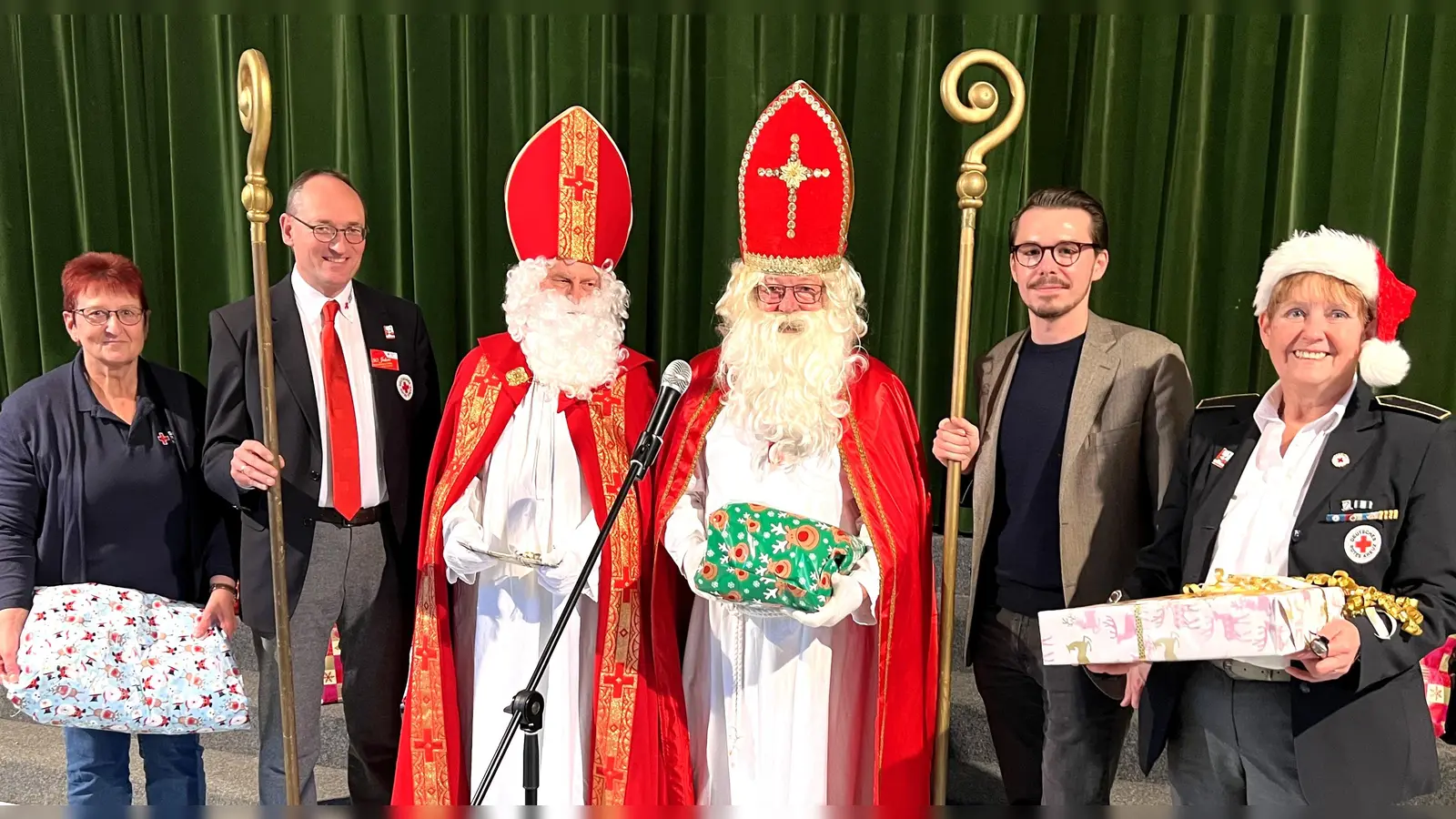 Die beiden Nikoläuse, Bernhard Seidenath, Dennis Behrendt, Angelika Gumowski (re) und Renate Hirtreiter bescherten die vielen Kinder auf der BRK-Weihnachtsfeier. (Foto: BRK Dachau)