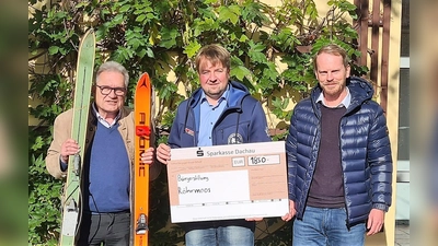 Freude über Spende aus der Bürgerstiftung (von li) BGM Dieter Kugler, Simon Schmid und Alexander Schnell. (Foto: Sparkasse Dachau)