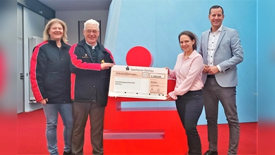 Spendenübergabe mit Michaela Zachmann, 1. Vorsitzende FG Dachau mit Prinz Hardy I., Sandra Dusil und Andreas Kratz von der Sparkasse (von li). (Foto: Sparkasse Dachau)