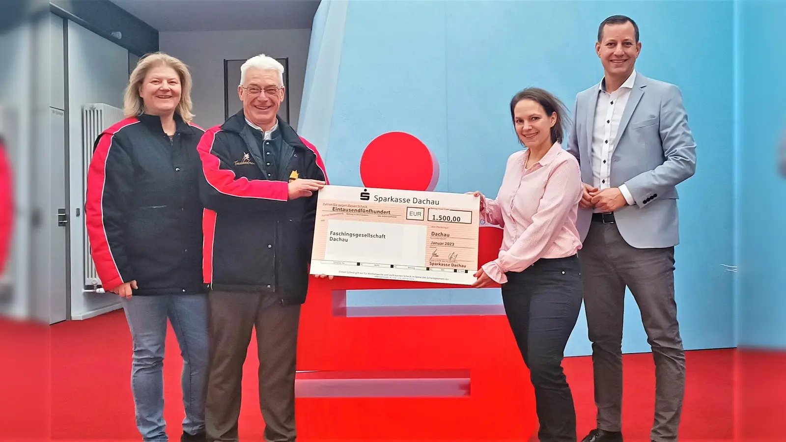 Spendenübergabe mit Michaela Zachmann, 1. Vorsitzende FG Dachau mit Prinz Hardy I., Sandra Dusil und Andreas Kratz von der Sparkasse (von li). (Foto: Sparkasse Dachau)