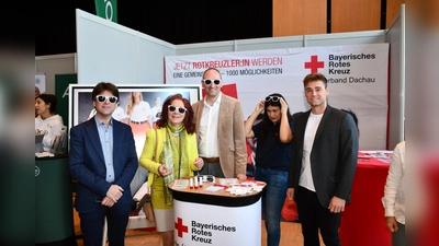 Dachaus Bürgermeister Florian Hartmann, die stellvertretende Landrätin Marianne Klaffki und Landtagsabgeordneter Bernhard Seidenath holten sich Informationen bei JOB-Meet. Am Stand des Roten Kreuzes wurde auf die Bedeutung von Sonnenbrillen hingewiesen.  (Foto: AK SchuleWirtschaft Dachau/Riffert)