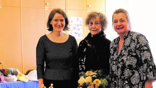 Heidi Schaitl, Kreisgeschäftsführerin Caritas Zentrum Dachau mit Christa Kurz, Jubilarin, und Sandra Schäfer, Leitung Treffpunkt 50+ (von li).<br> (Foto: Caritas)
