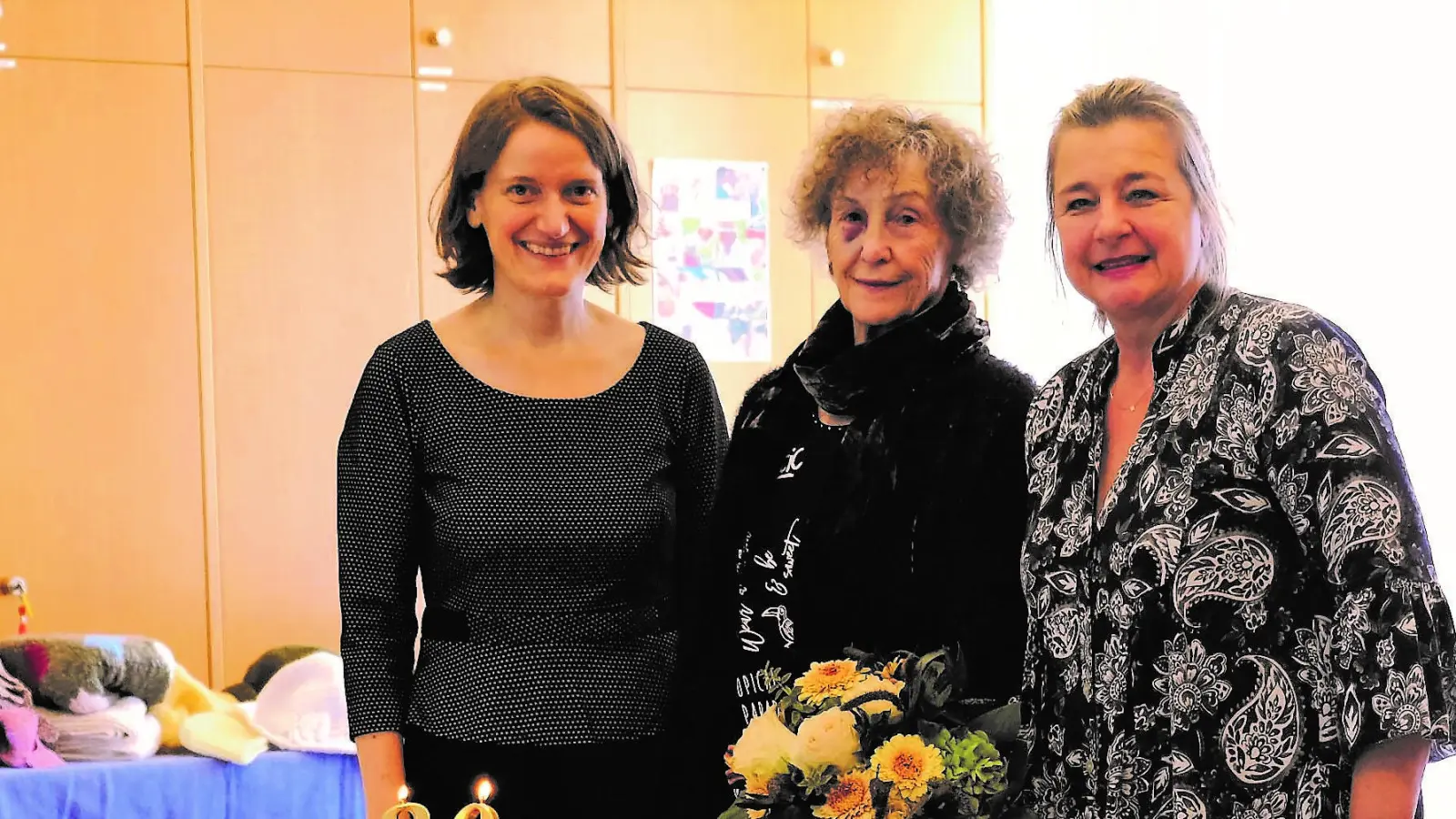 Heidi Schaitl, Kreisgeschäftsführerin Caritas Zentrum Dachau mit Christa Kurz, Jubilarin, und Sandra Schäfer, Leitung Treffpunkt 50+ (von li).<br> (Foto: Caritas)
