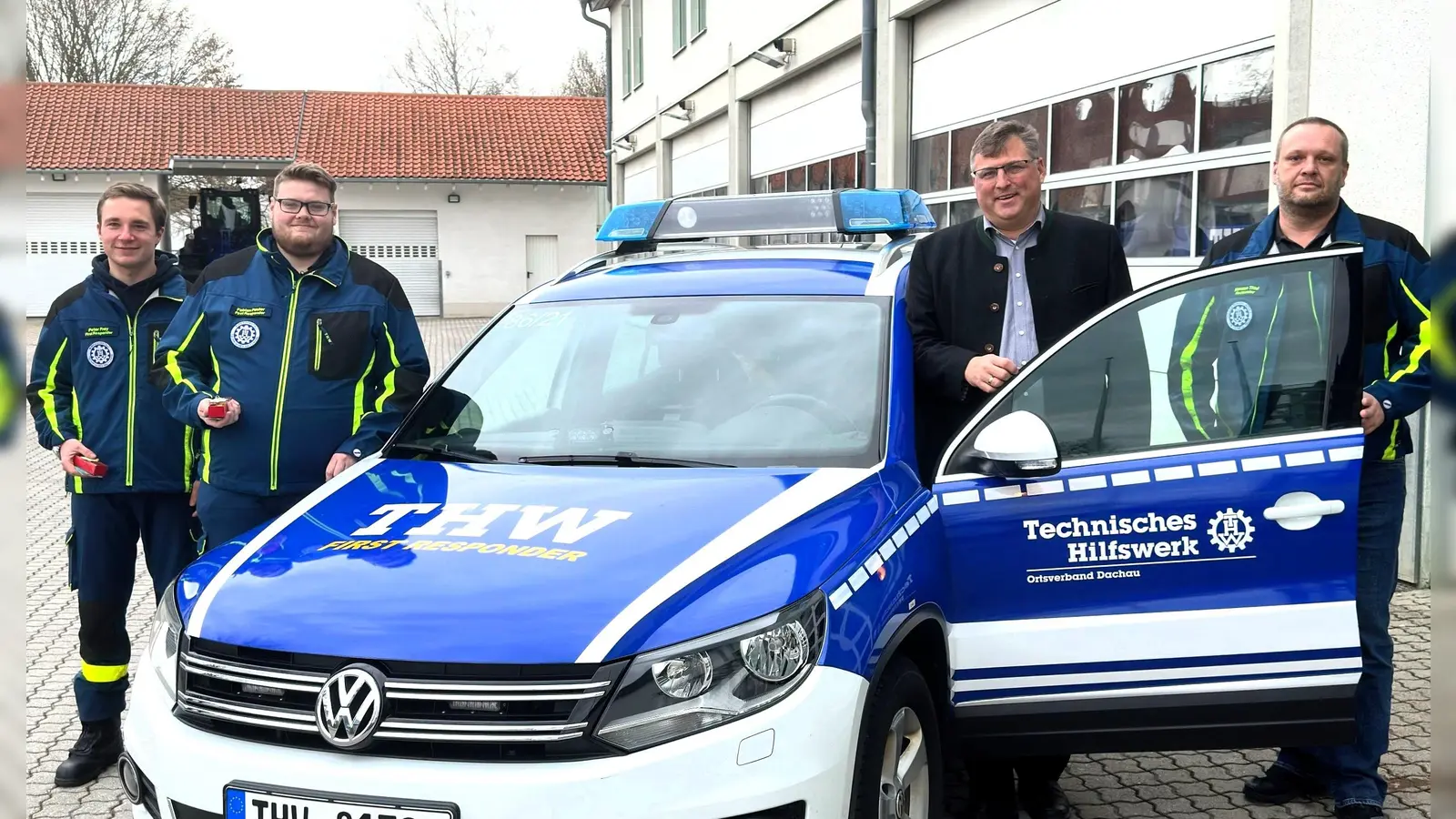 Landrat Stefan Löwl mit den Diensthabenden des THW <br> (Foto: LA Dachau/Dominik Zachmann)