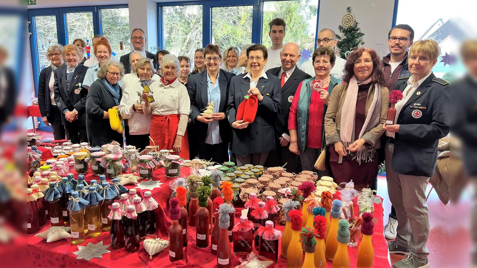 Das BRK-Kreativteam mit Angelika Gumowski, Marianne Klaffki und BRK-Geschäftsführer Dennis Behrendt (re), hinten li Bernhard Seidenath. (Foto: BRK)