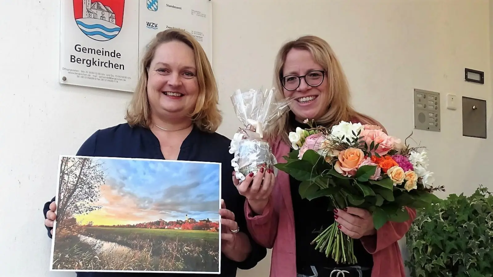 Zweite Bürgermeisterin Dagmar Wagner (li) gratuliert der Siegerin Katharina Hrotek. (Foto: Tanja Lindermüller)