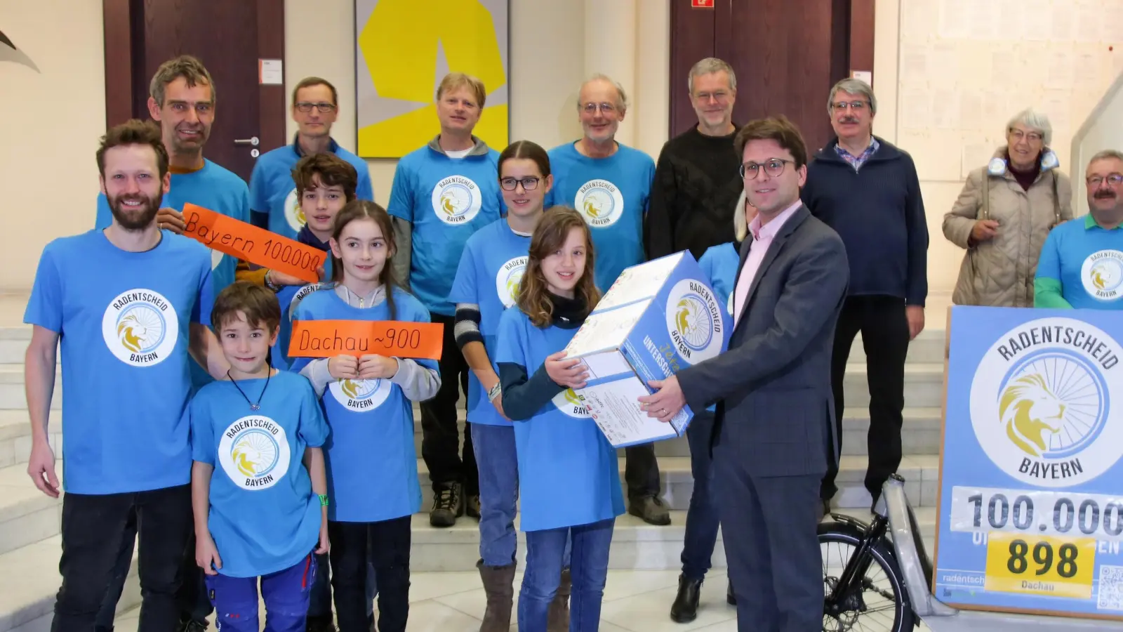 OB Florian Hartmann nahm die Unterschriften aus Dachau für den Radentscheid entgegen. (Foto: ADFC Dachau)