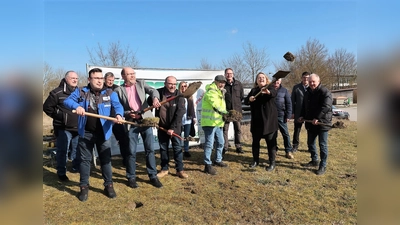 Gemeinsamer Spatenstich für den Fernwärmeausbau Bergkirchen–Bibereck. (Foto: Gemeinde Bergkirchen)