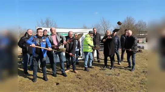 Gemeinsamer Spatenstich für den Fernwärmeausbau Bergkirchen–Bibereck. (Foto: Gemeinde Bergkirchen)