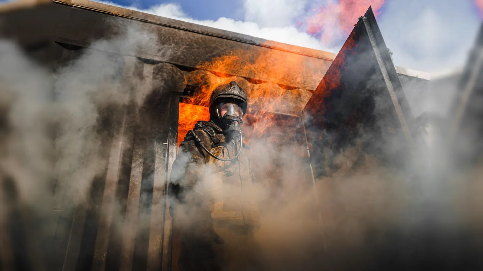 Im Brandcontainer fand eine Übung mit 112 Teilnehmern statt. (Foto: KFV Dachau)