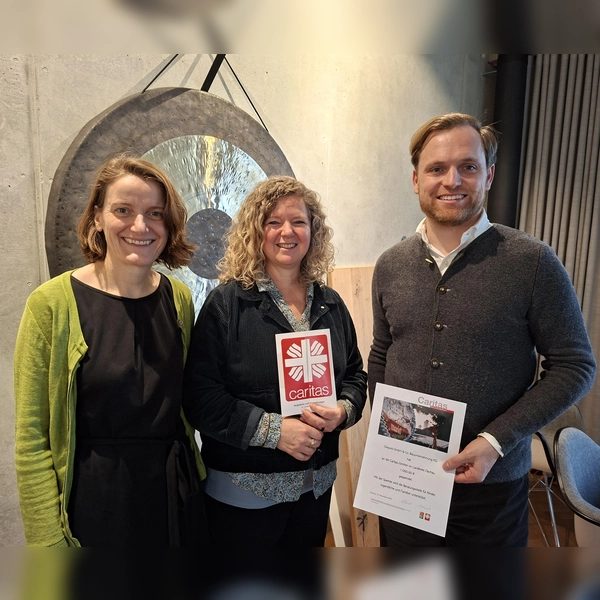 Raffael Diepold überreichte die Spende persönlich. (Foto: Caritas)