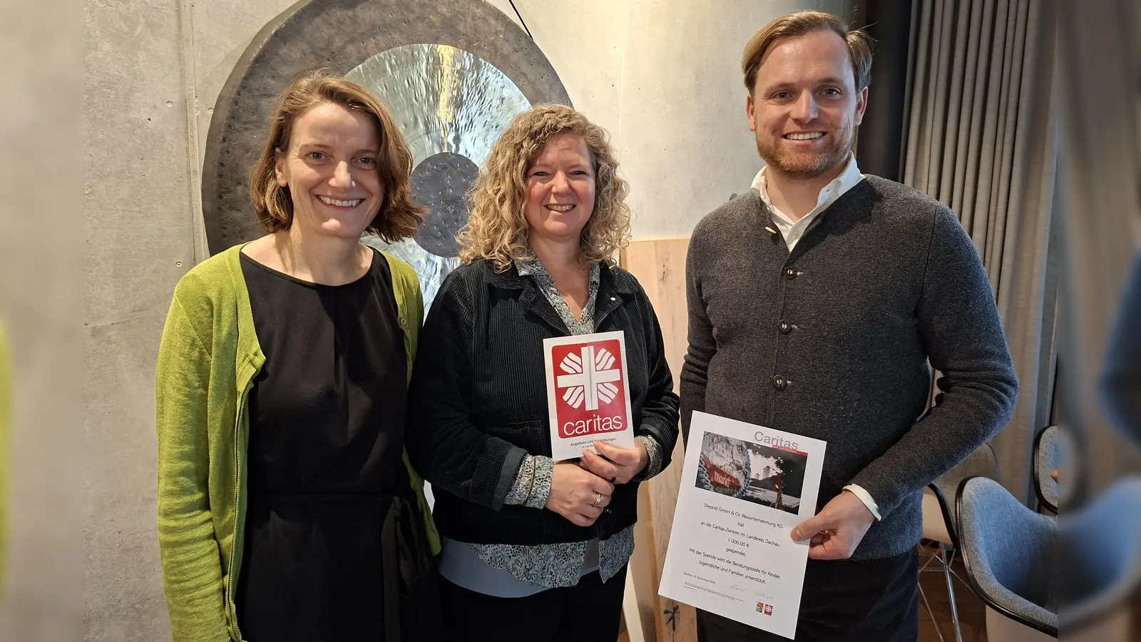 Raffael Diepold überreichte die Spende persönlich. (Foto: Caritas)