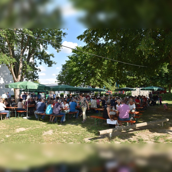 Impressionen von der Erdweger Bürgerfesten der vergangenen Jahre. (Foto: coe)