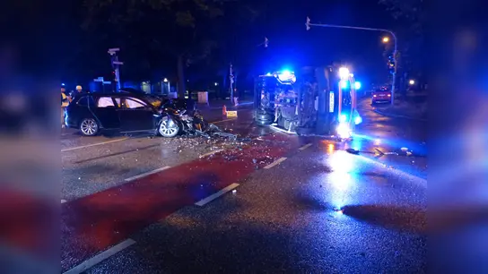 Der am Unfall beteiligte Rettungswagen ist durch die Wucht des Aufpralls auf die Seite gestürzt. In den Fahrzeugen war niemand eingeklemmt. (Foto: FFW Dachau)