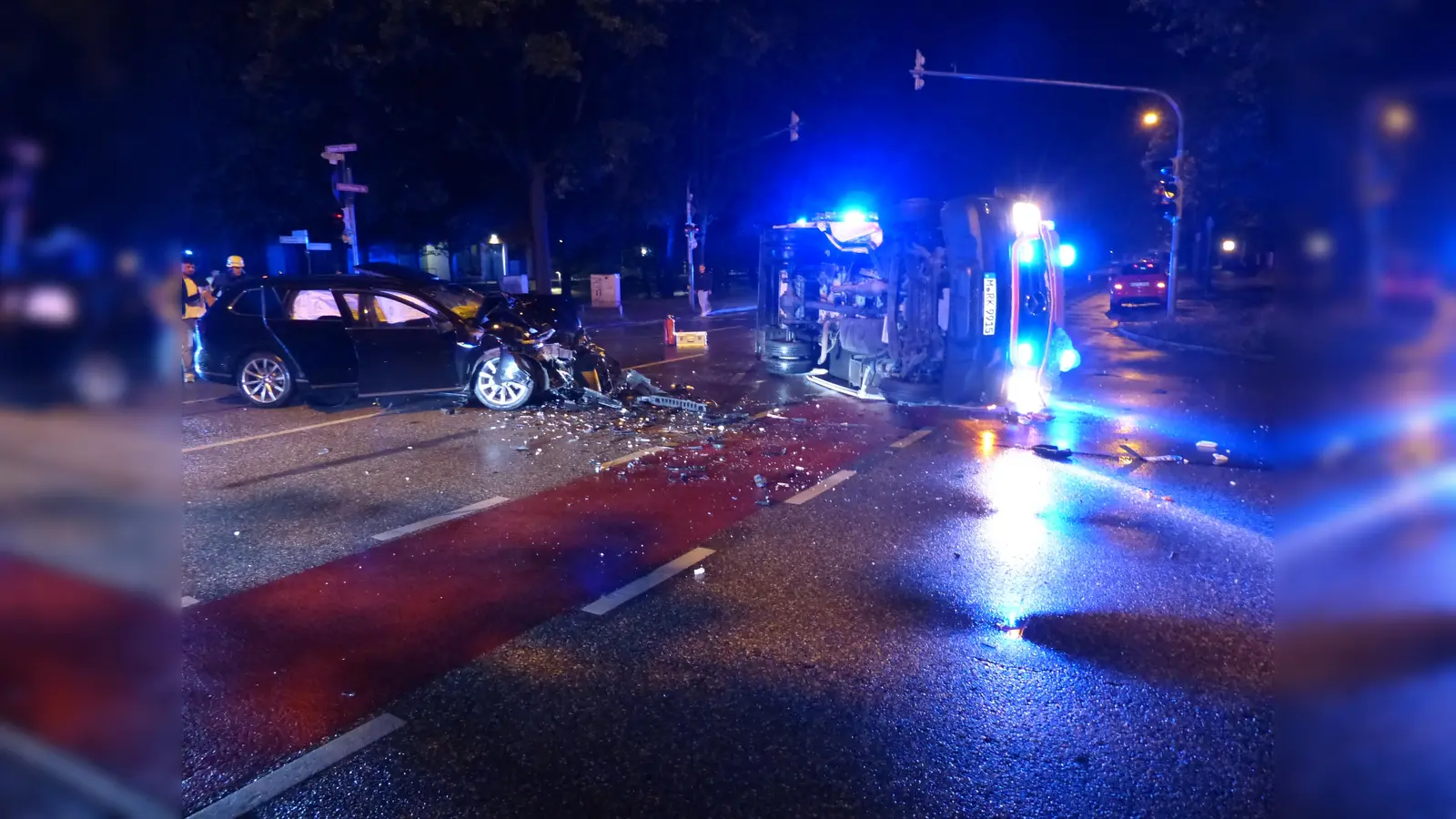 Der am Unfall beteiligte Rettungswagen ist durch die Wucht des Aufpralls auf die Seite gestürzt. In den Fahrzeugen war niemand eingeklemmt. (Foto: FFW Dachau)