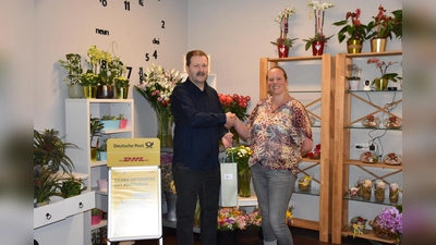 Im Namen der Vorstandschaft des Erdweger Gewerbevereins gratuliert 1. Vorstand Franz Lesti (li) Inhaberin Verena Kunstmann (re) herzlich zur neuen Herausforderung. (Foto: Carolin Ölsner)